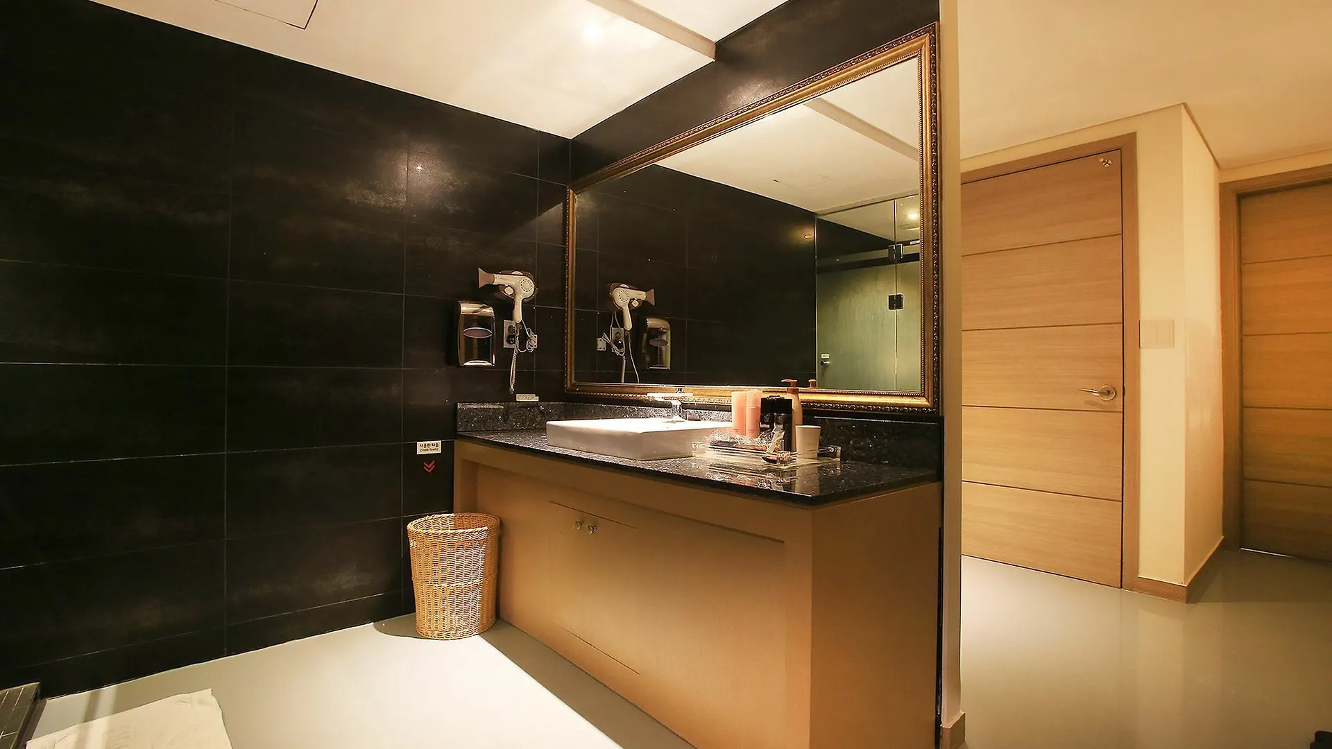 Tara Hotel Seoul 2*,